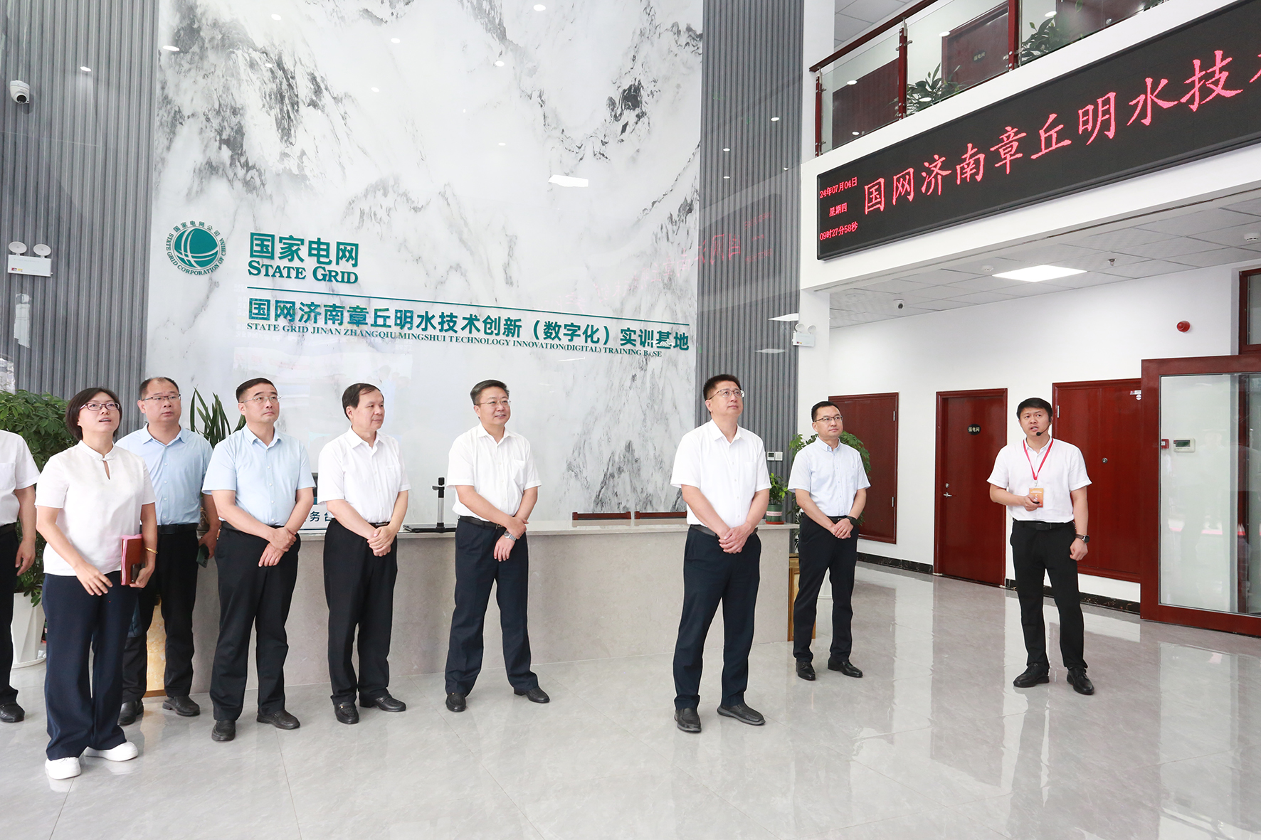 与会领导观摩了章丘工匠学院.jpg