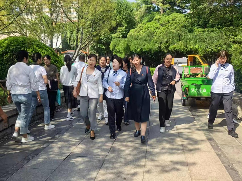 1759135558146581.jpg 迎国庆,敬师恩——大观园街道总工会与经五路幼儿园共赴泉城铛铛车之旅 (3).jpg