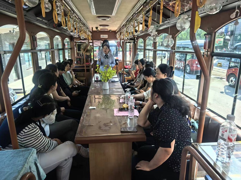 1759135567681912.jpg 迎国庆,敬师恩——大观园街道总工会与经五路幼儿园共赴泉城铛铛车之旅 (2).jpg