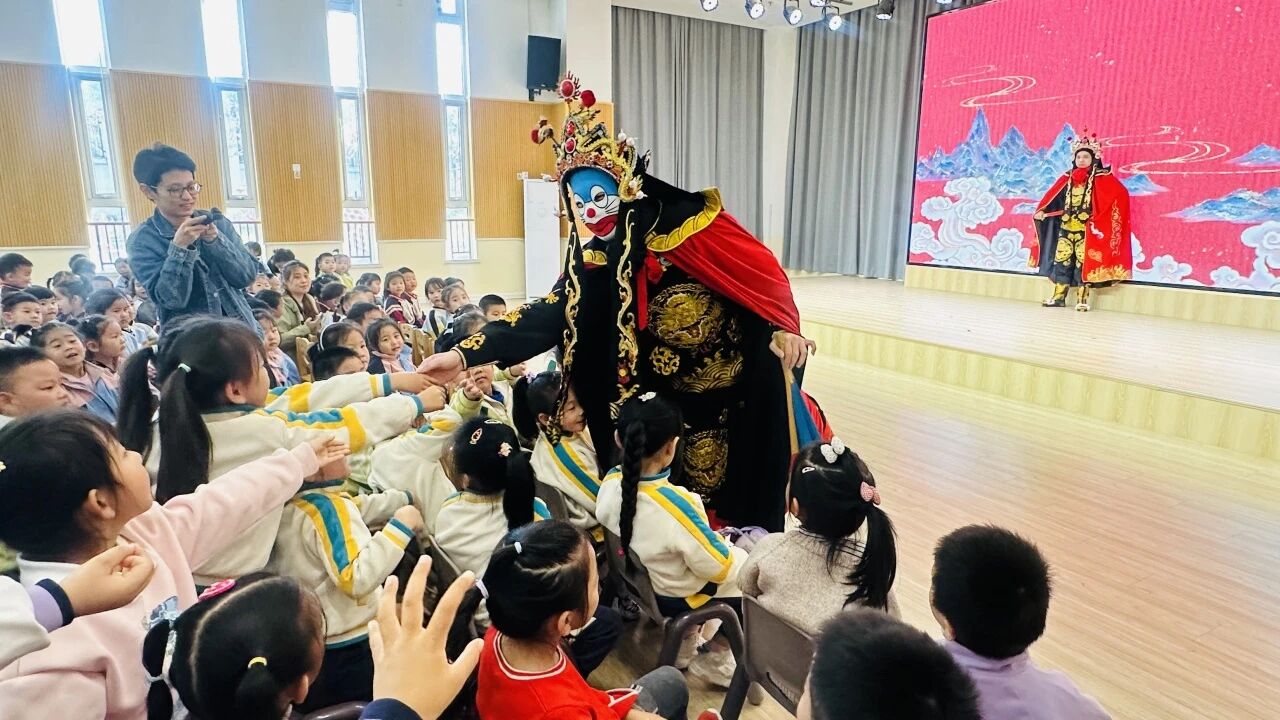 1763431382138071.jpg 《非遗变脸》表演者:胡艺林团队4.jpg